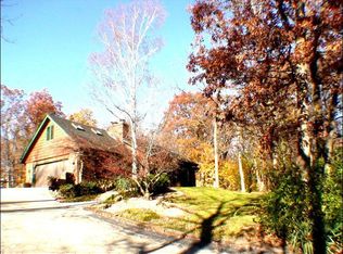 S56W22890 Woodside Dr, Waukesha, WI 53189