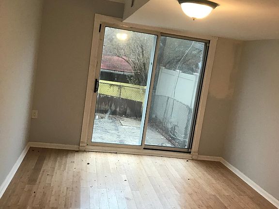 4th image of 576 Leland Ave