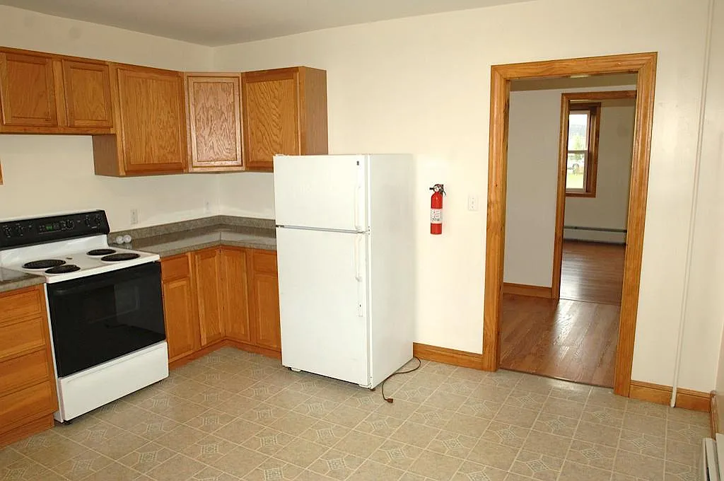 3 bed, 900 sqft, $2,100 — Photo 1
