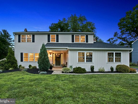 3rd image of 75 Hawthorne Ln