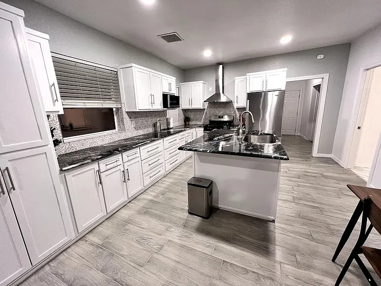 Full Kitchen with Dining Table