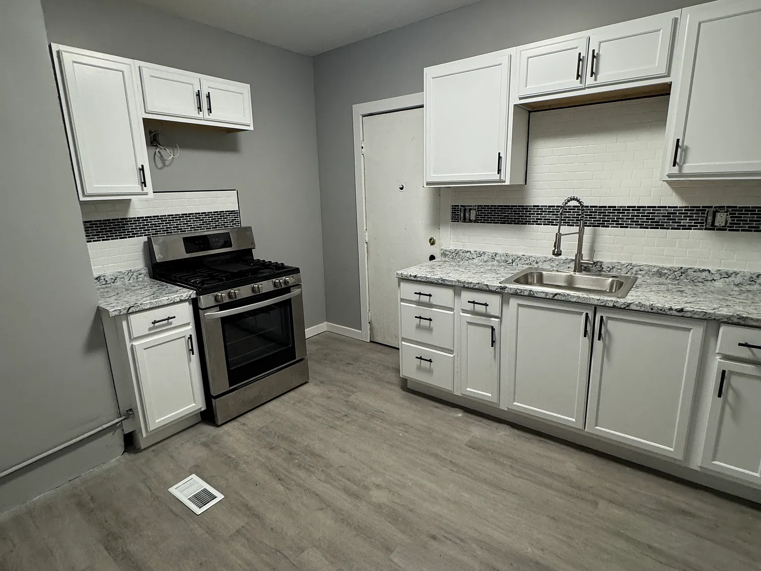 2 bed, 900 sqft, $1,050 — Photo 2