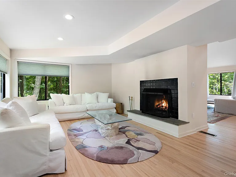 25 Cross Pond Rd — Photo 4
