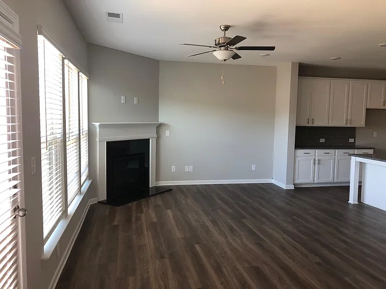 1333 Endicott Ct — Photo 4