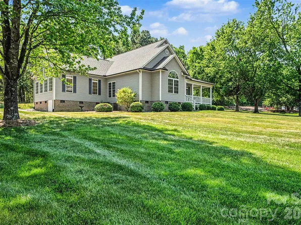 6301 Hawk Nest Dr, Concord, NC 28027