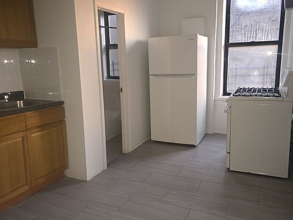 2nd image of 3175 Villa Ave APT 4C