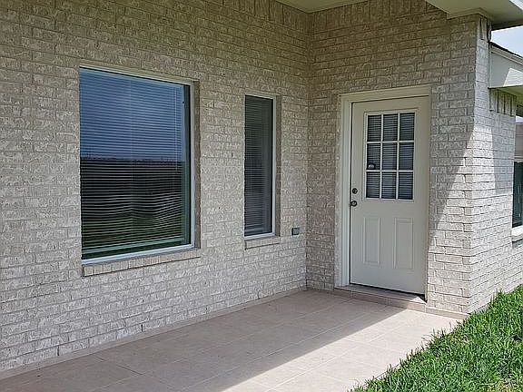 3rd image of 2112 Treasure Oaks Dr
