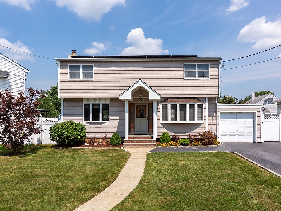 1st image of 1 Arlyn Dr