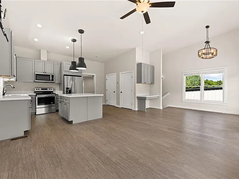 221 Columbus Dr — Photo 23
