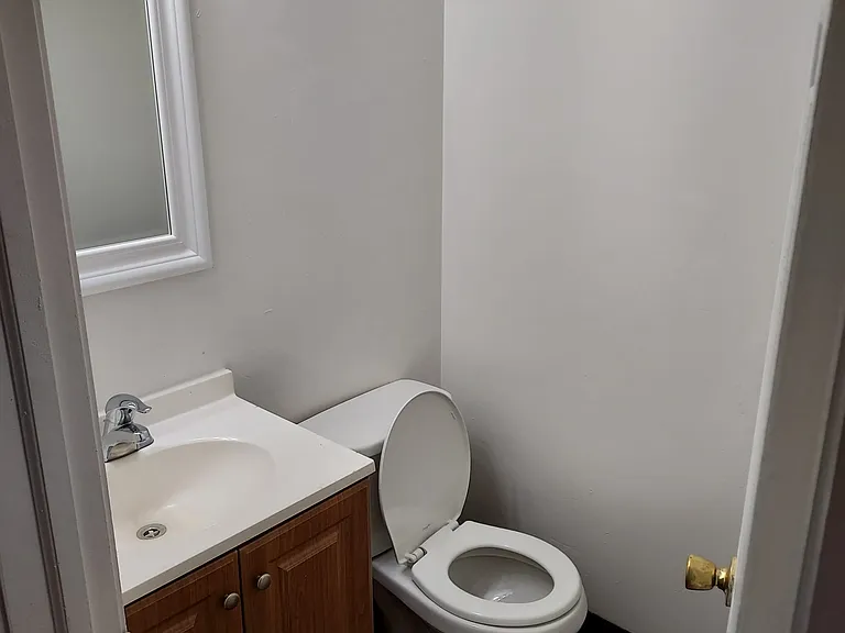 10724 Hathaway Ave — Photo 7