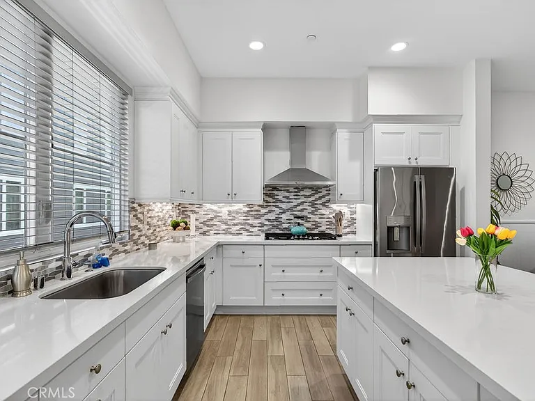 985 Doheny Way — Photo 10