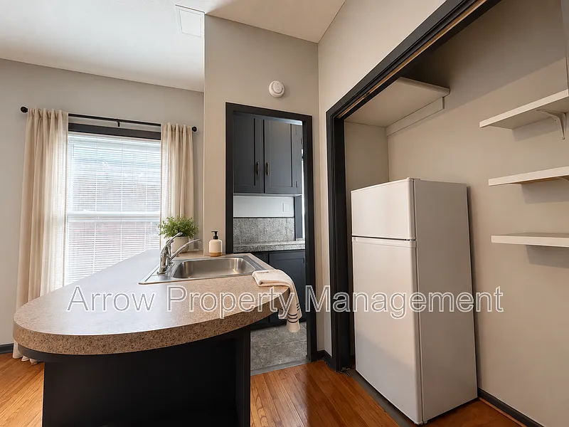 Studio, 1.0 bath, 230 sqft, $595 — Photo 4