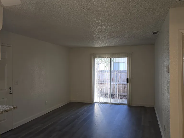 Maple Leaf Apartments — Photo 17