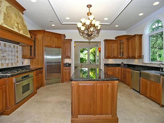 Awesome Kitchen w dual Sub Zeros 