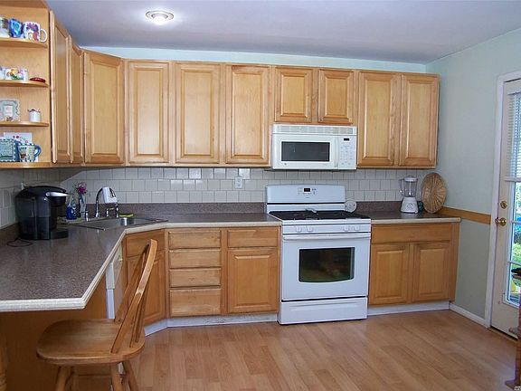 2nd image of 30 Ashwood Dr