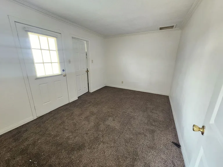 5762 Howard Way — Photo 10