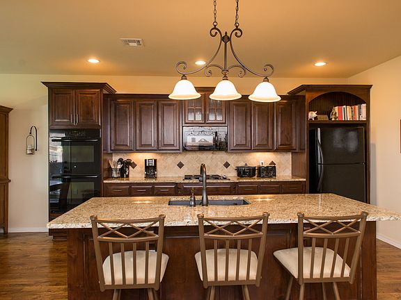 Kitchen with large island