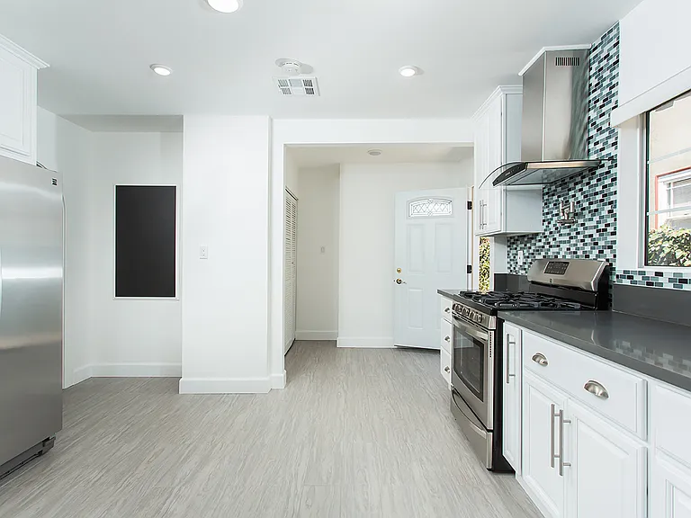 4733 Ambrose Ave — Photo 21