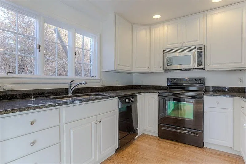 3 bed, 2.5 bath, 2032 sqft, $3,950 — Photo 4
