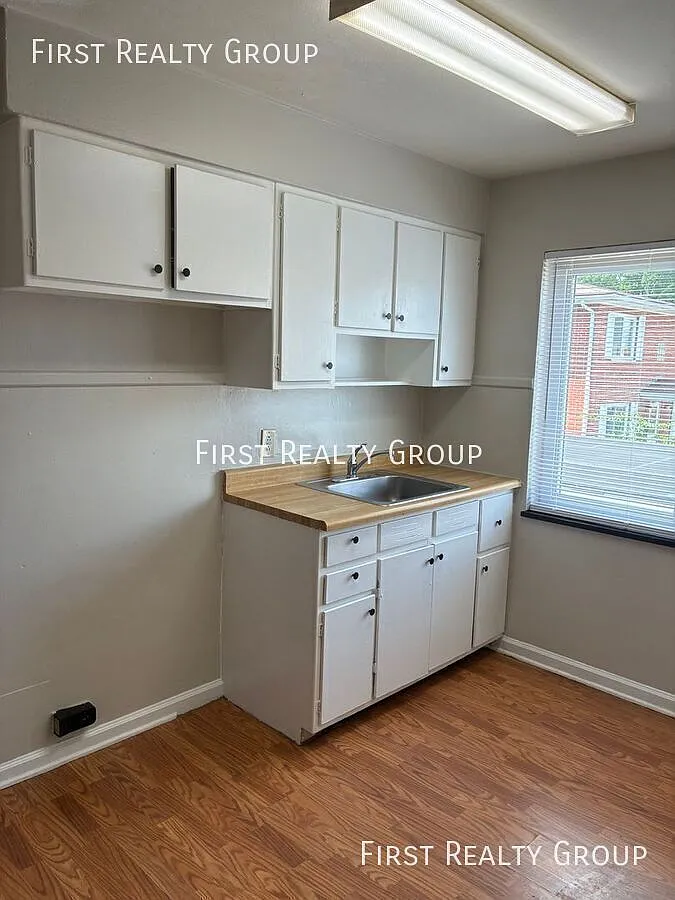 2 Bedroom, 1 Bath 2nd Floor Apartment For Rent, Move in Ready! — Photo 4