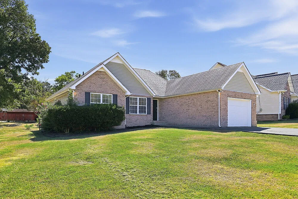 3 bed, 2.0 bath, 1741 sqft, $2,140 — Photo 2