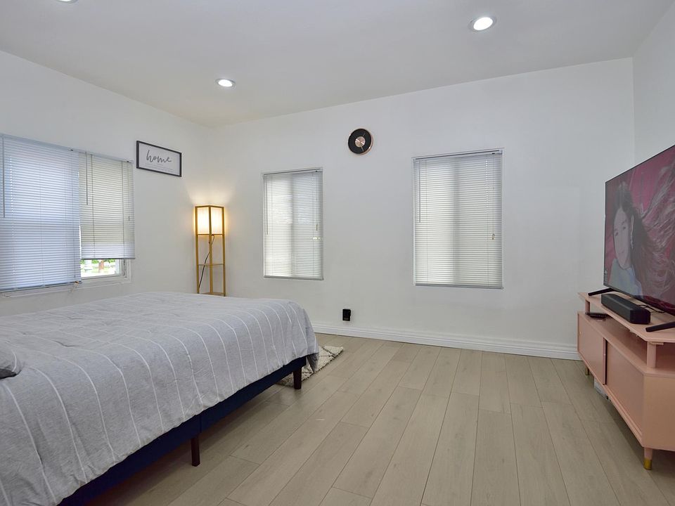 Fully furnished, Queen sized bed, memory foam mattress, new 65" 4k sony HDTV, and so much more