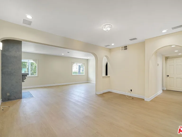 209 N Doheny Dr — Photo 9