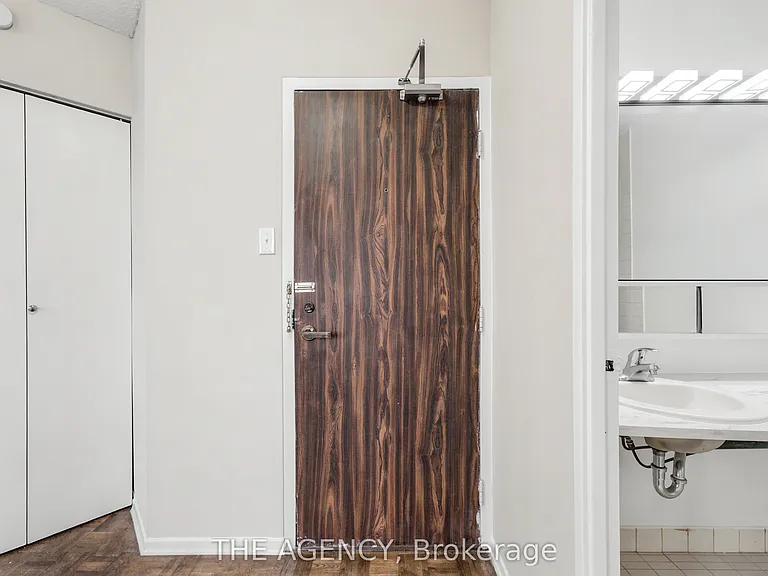 2360 Dundas St W #1019B — Photo 2