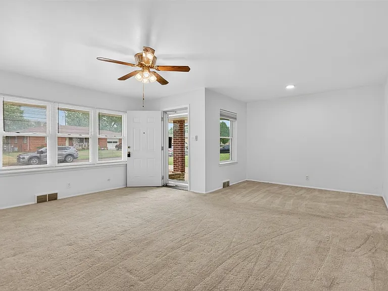 366 SE Wilshire Ave — Photo 5