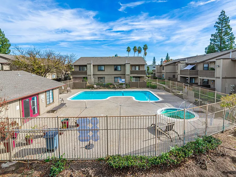 River Oaks Apartments — Photo 33