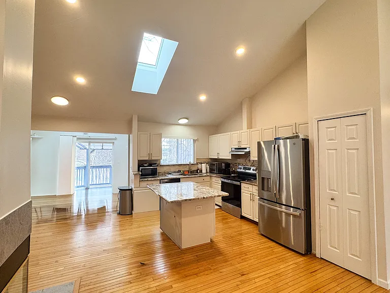 915 Huntclub Blvd — Photo 6