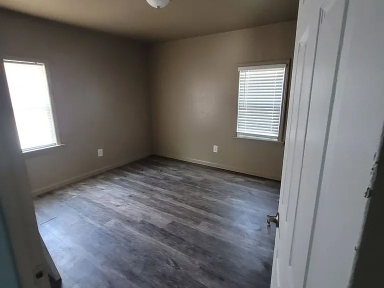 555 E Harmon Dr — Photo 6