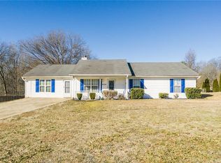 4334 Leafview Dr, Gillsville, GA 30543