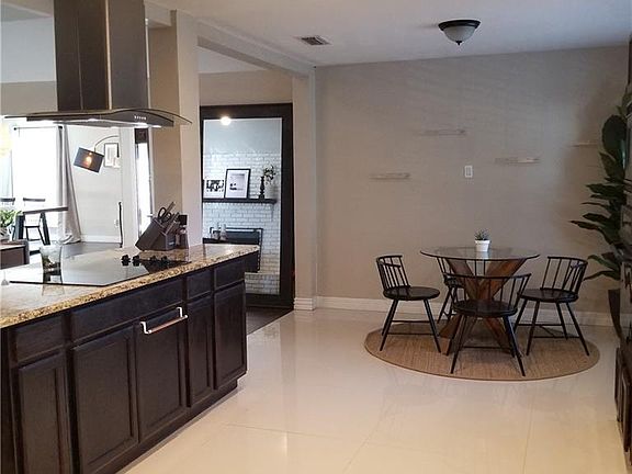 3rd image of 1413 Briar Hollow Ln