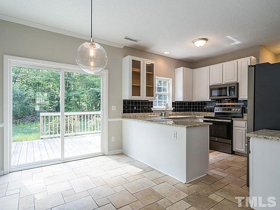 5th image of 3 Wood Lily Ct