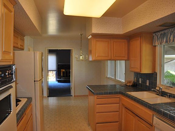 5th image of 18946 Harleigh Dr