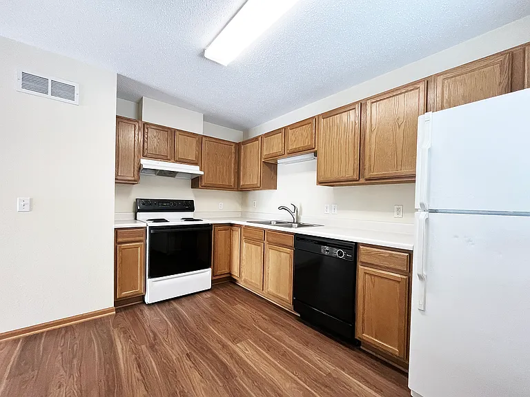 171 W Lind St — Photo 3
