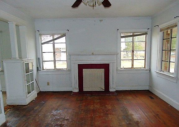 3rd image of 301 S Leslie St