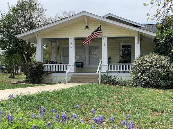 909 Flag St, Llano, TX 78643