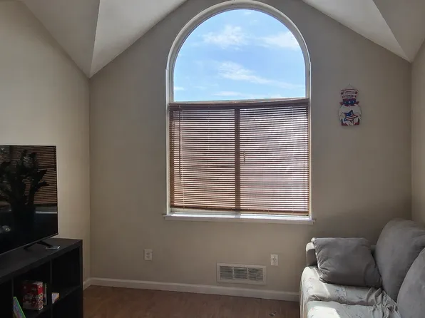 1492 North Ave APT 211, Bridgeport, CT 06604