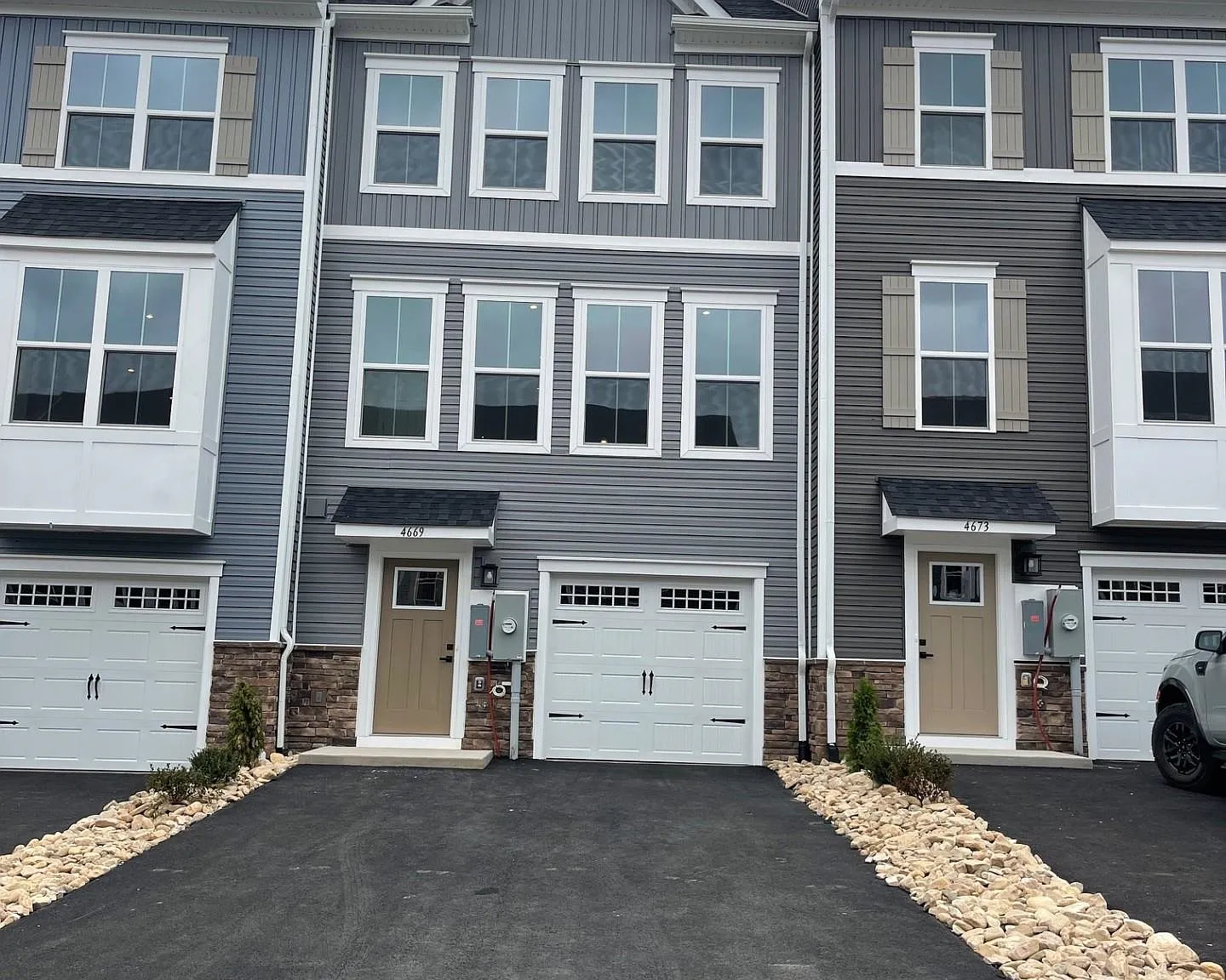 3 bed, 2.5 bath, 1940 sqft, $2,100 — Photo 1