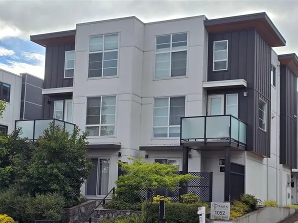 1052 Tillicum Rd #1, Esquimalt, BC V9A 2A3