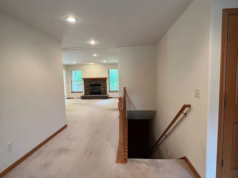 137 E Charles St — Photo 16