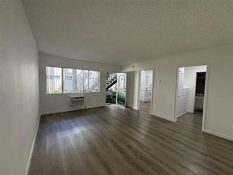 10520 Balboa Blvd — Photo 10