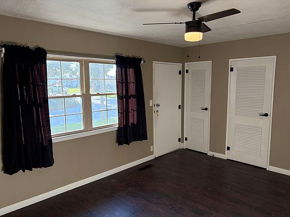 3rd image of 1527 Center Granview Dr