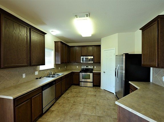 5th image of 429 W Iowa Dr