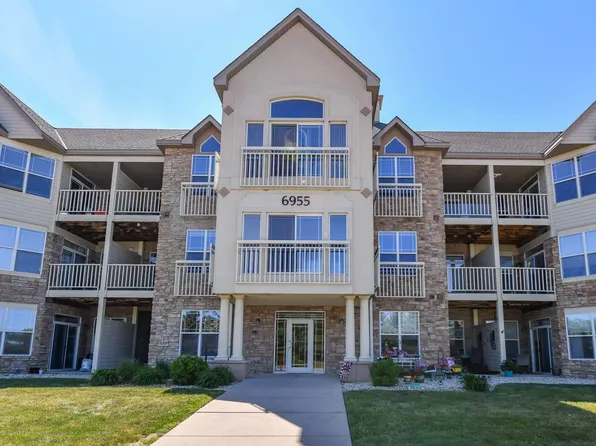 6955 S Riverwood Blvd, Franklin, WI 53132