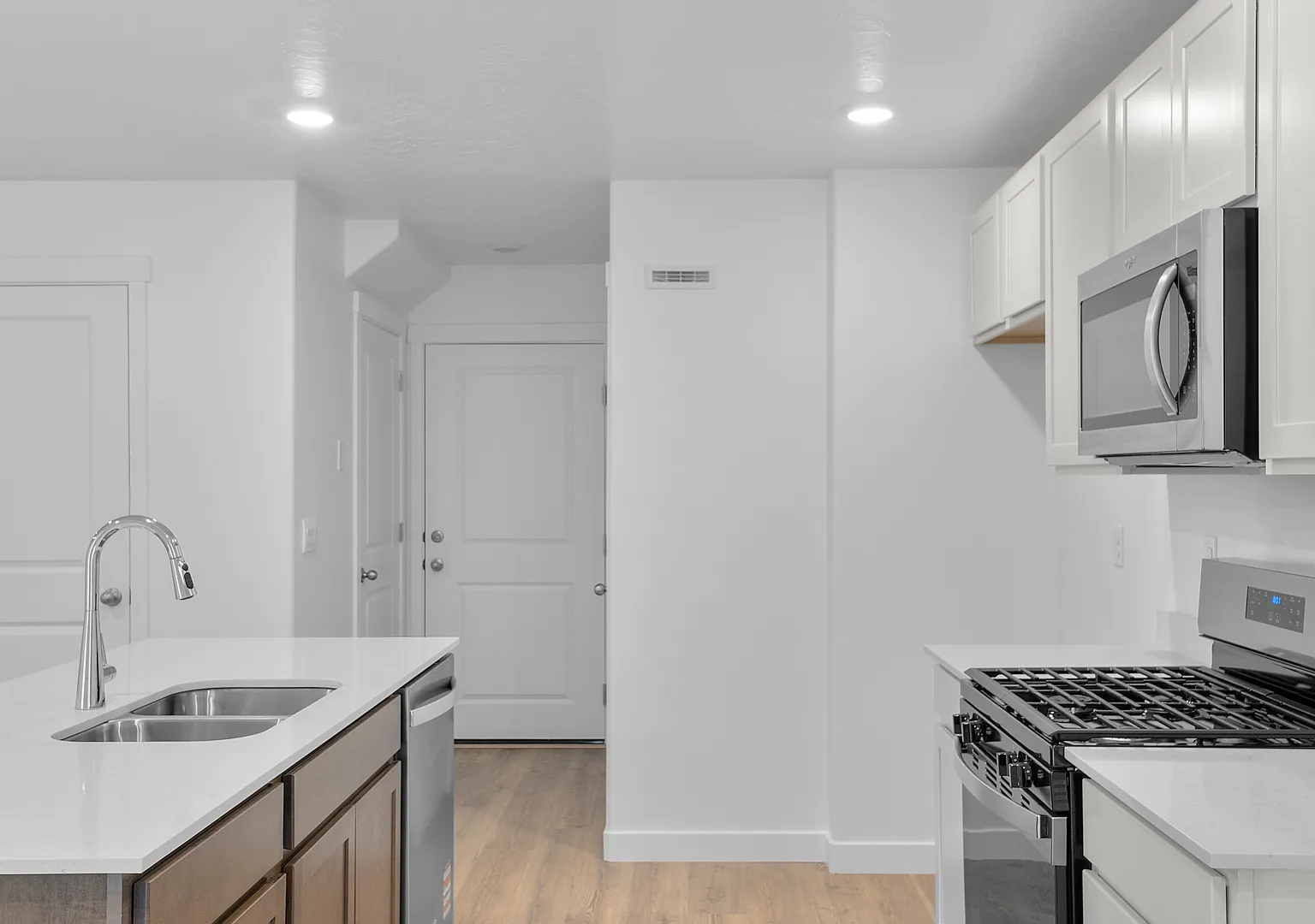 3 bed, 2.5 bath, 2205 sqft, $2,150 — Photo 4