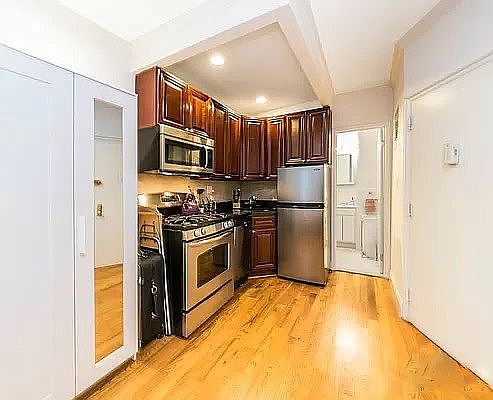 3rd image of 424 E 14th St APT 1B