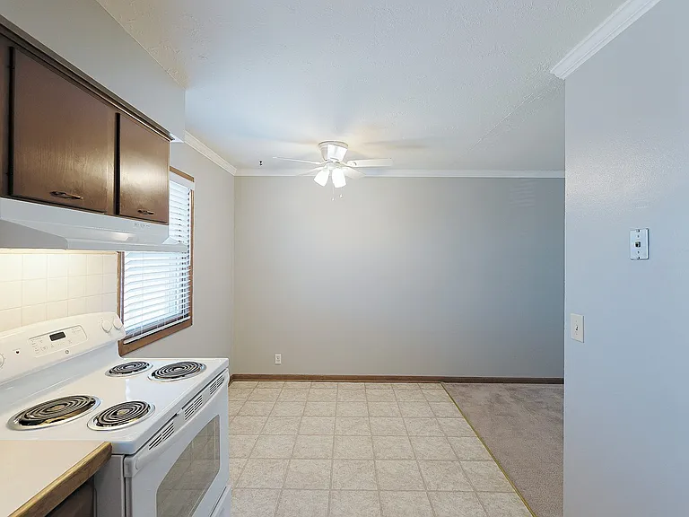 Beverly Hills Apartments — Photo 12